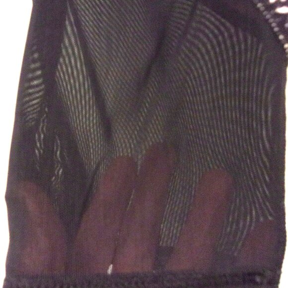 Pre-Owned Ladies Black Fabletics Capris Size Large in Excellent Condition - Picture 7 of 8